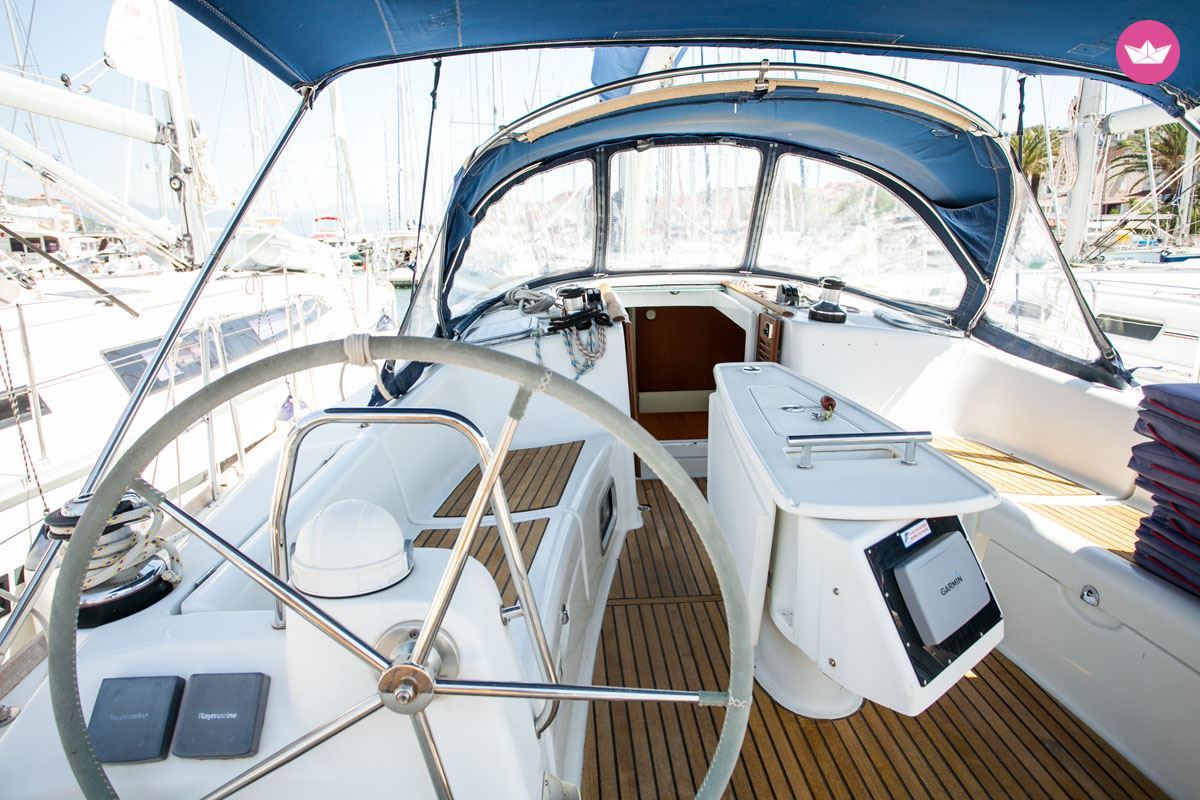 Sailboat Beneteau Oceanis 40 for hire