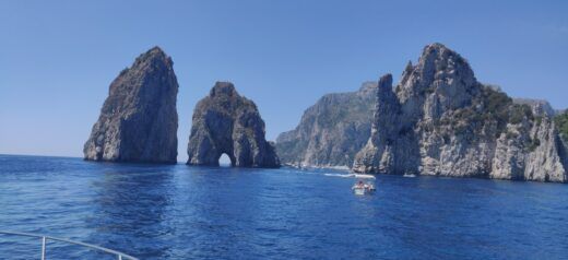 Salerne Motorboat Azimut Atlantis alt tag text