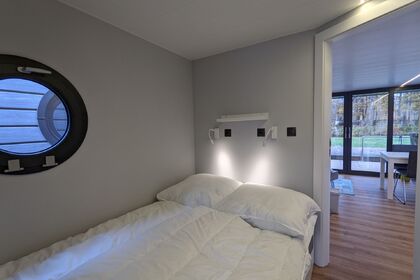 Rent this motorboat of 10 meter to reach the best