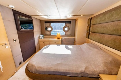 Luxury motor yacht with a capacity of 8 people