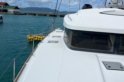 Charter Catamaran Lagoon-Bénéteau Lagoon 52 F - 6 + 2 cab. Praslin