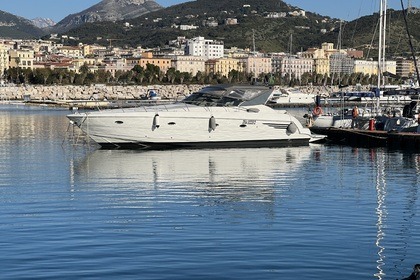 Hyra båt Motorbåt Trojan 44 express Salerno