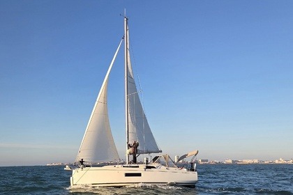 Rental Sailboat Beneteau Oceanis 30.1 Les Sables-d'Olonne