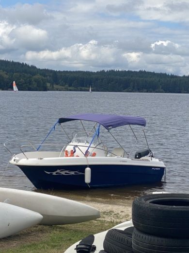 Lac de Vassivière Motorboat Beneteau Flyer alt tag text