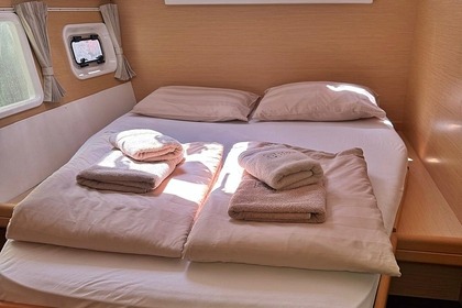 Hire Catamaran Lagoon-Bénéteau Lagoon 421 - 3 cab. Marina Frapa