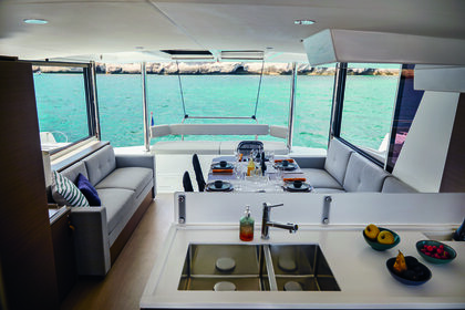 Explora Ibiza a Bordo del Exclusivo Bali 4.6