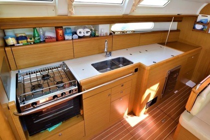 Verhuur Zeilboot Daily Sailing Cruise to Dia Island with our Jeanneau Sun Odyssey 44i Iraklion