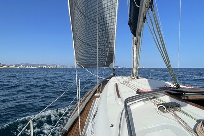 Aprecie a vista da skyline de Barcelona em um veleiro