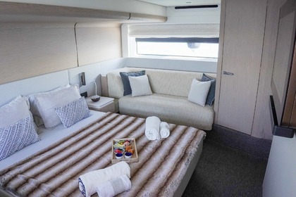 Alquila tu yate Azimut en Barcelona ¡Embárcate en este nuevo barco!