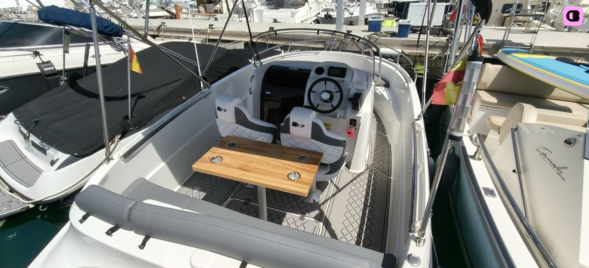 Bateau à moteur Miami 600 200cv 6