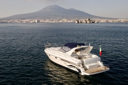 Noleggio Barca a motore Fairline Fairline 43 targa Sorrento