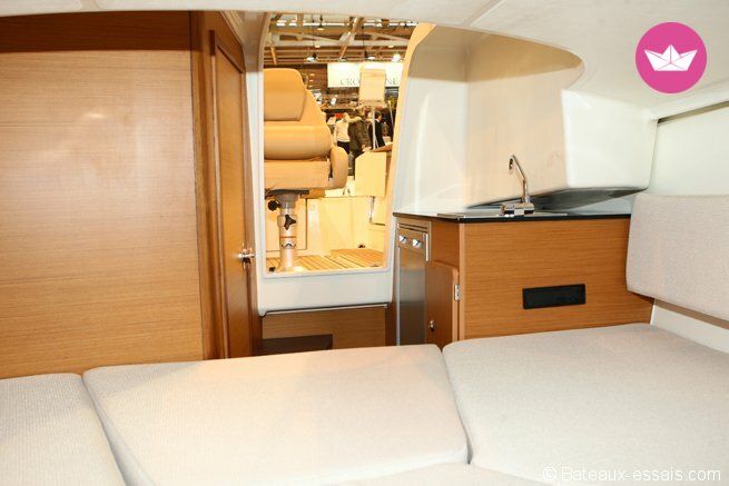 Bateau à moteur JEANNEAU CAP CAMARAT 7.5 WA 250cv 8