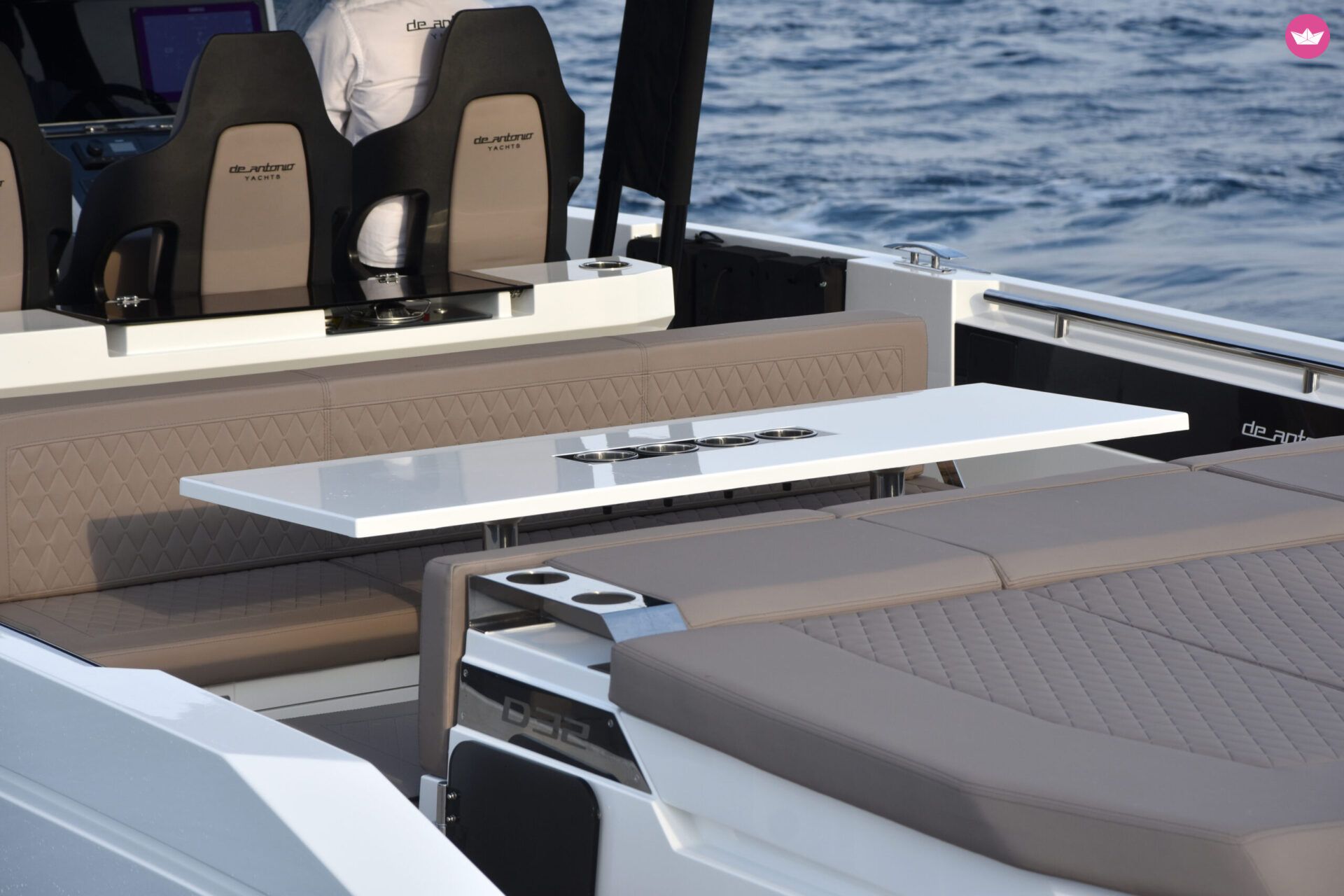 Bateau à moteur De Antonio Yachts D32 500cv 5