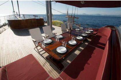 Luxo a bordo deste iate Custom 30m