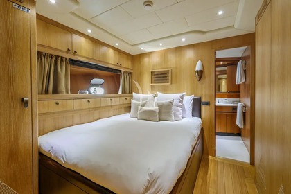 Hyra båt Motorbåt Mangusta 108 Saint-Tropez