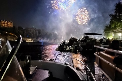 Rental Motorboat 13 juillet 2026 Pacific Craft 2026 Paris