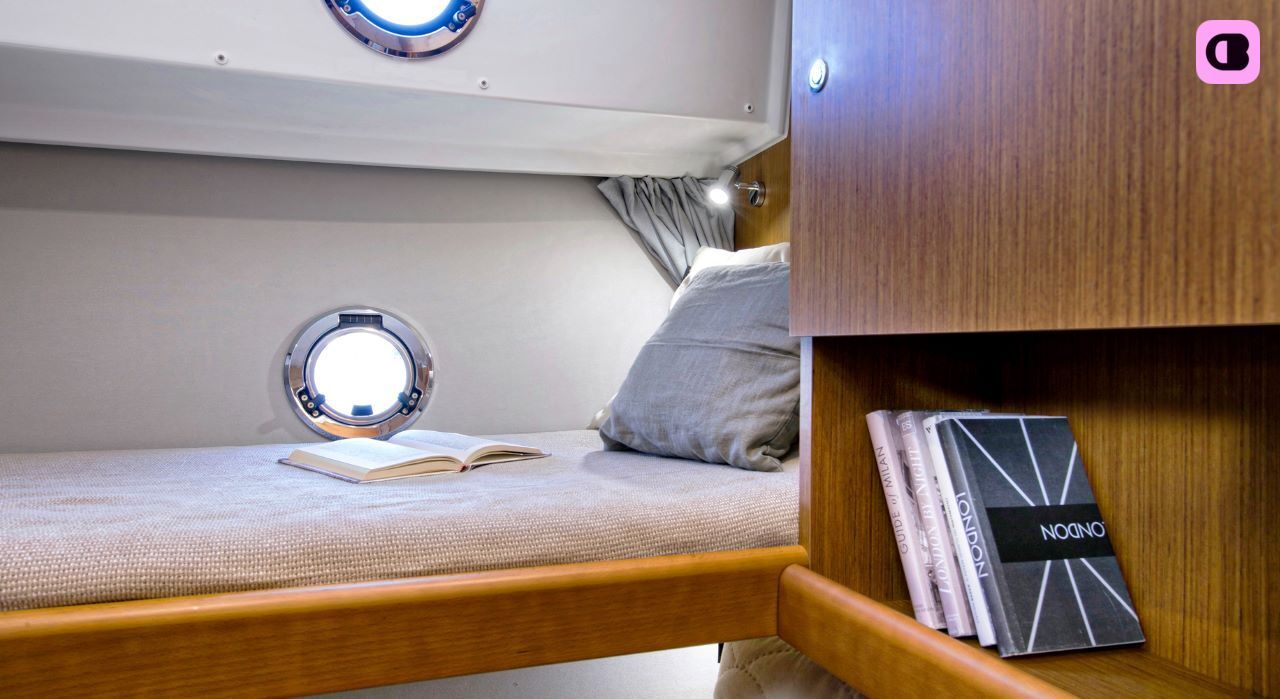 Bateau à moteur Swift Trawler 35 425cv 7