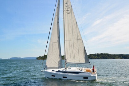 Charter Sailboat Bavaria C42 Zadar