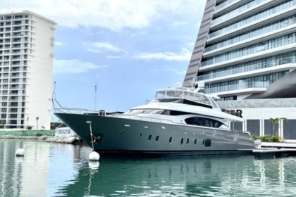 Charter Motor yacht Azimut 31m Cancún