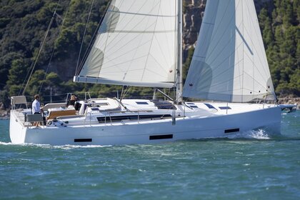 Hire Sailboat Dufour Yachts Dufour 430 GL Marseille