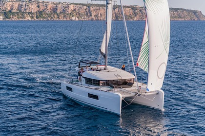 Hire Catamaran Lagoon-Bénéteau Lagoon 40 - 4 + 2 cab Alimos