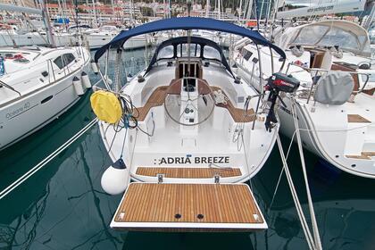 Hire Sailboat BAVARIA 33 CRUISER Split