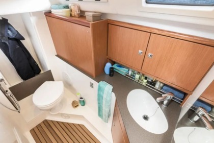 Alugue este veleiro de 9.99 metros para chegar as 