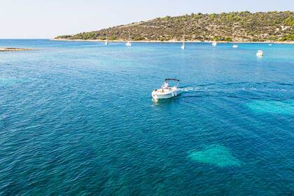 Atlantic 670 à louer avec skipper à Trogir