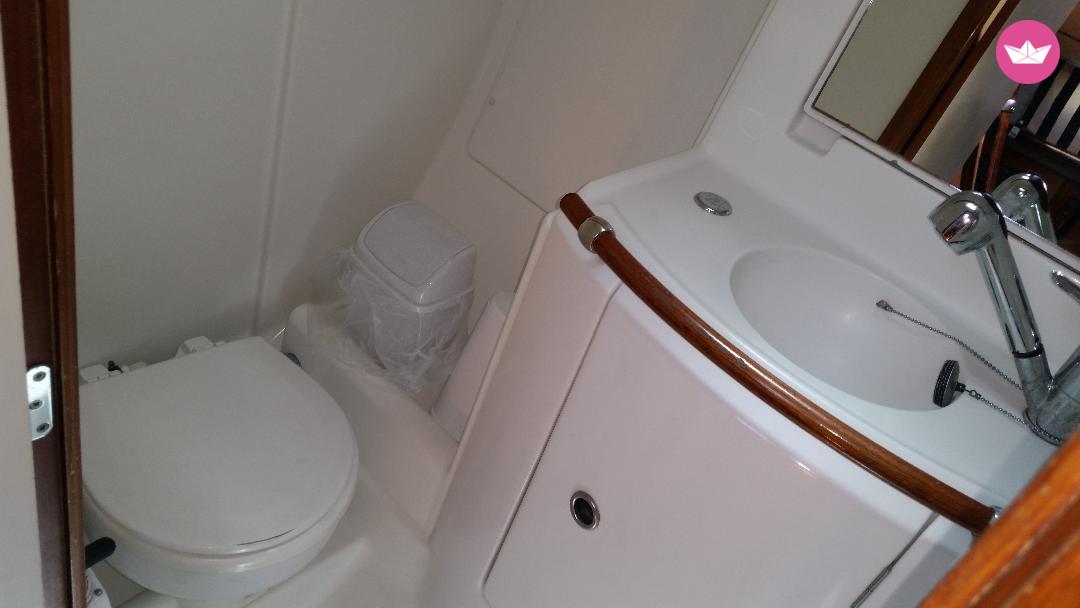 Sailboat Beneteau Oceanis 411  