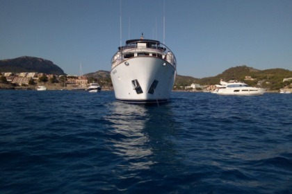 Luxo a bordo deste iate Trawler 2