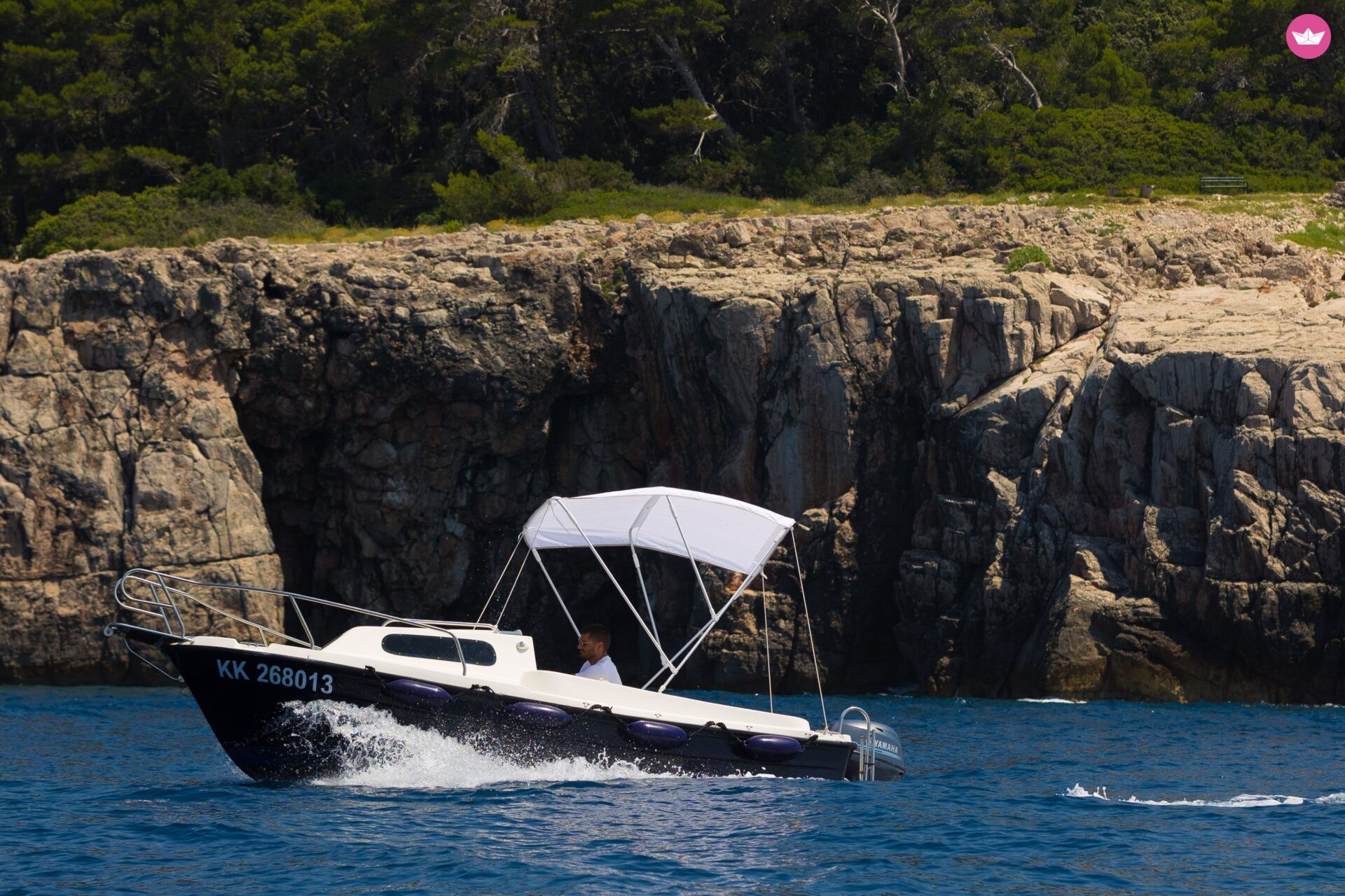 Bateau sans permis The Ultimate Luxury private cabin boat without skipper 25cv 8