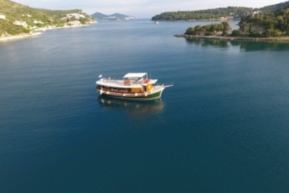 Hyra båt Motorbåt Custom wooden Traditional wooden boat Dubrovnik