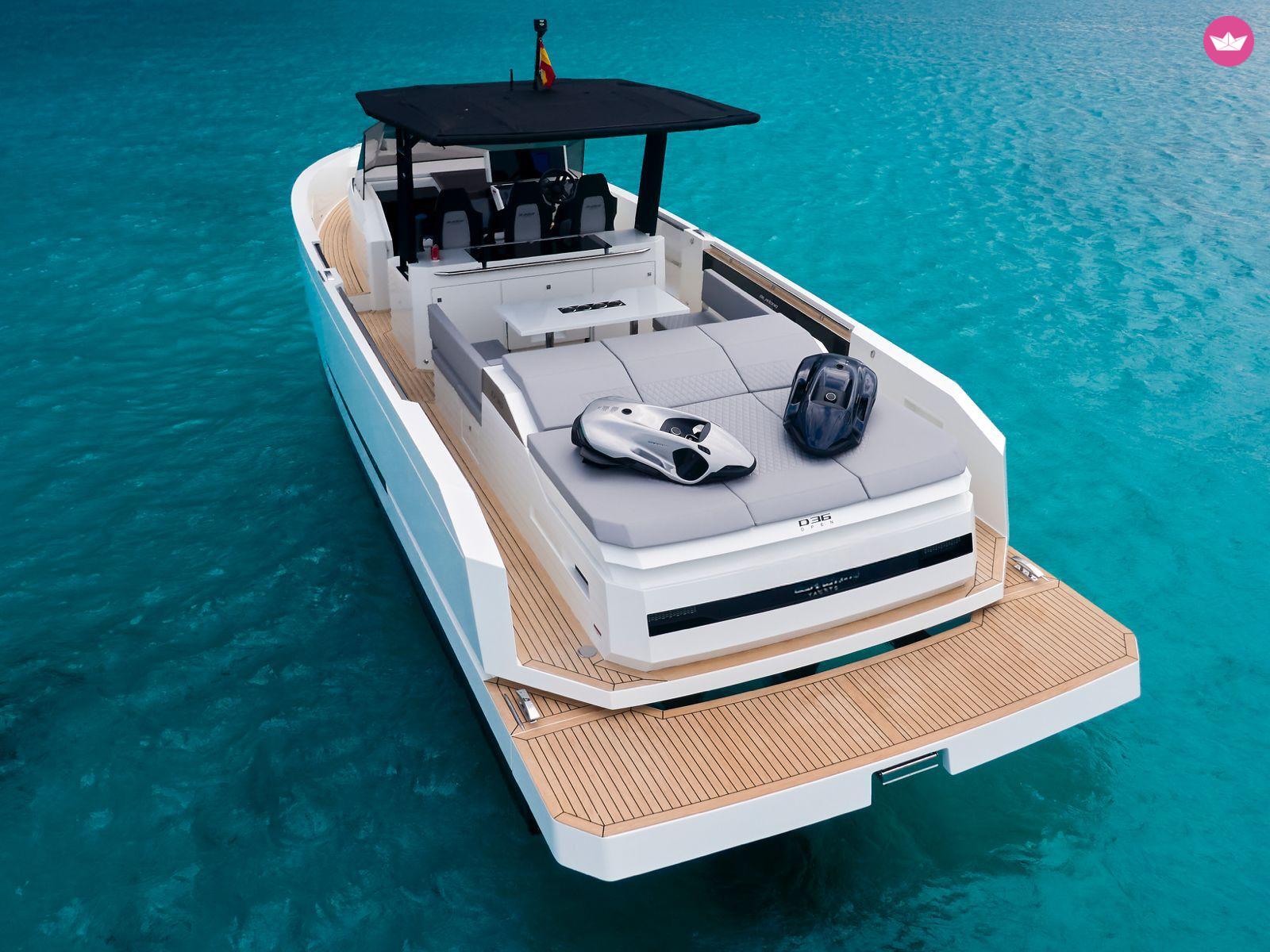 Bateau à moteur DE ANTONIO D36 6