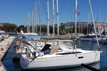 Charter Sailboat JEANNEAU SUN ODYSSEY 349 Pula