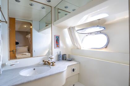 Canados 70 Motor yacht for 8 people