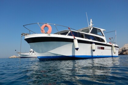 Charter Motorboat Vedette Uniflite 27 Marseille