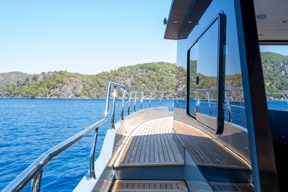 Luxury motor yacht with a capacity of 4 people