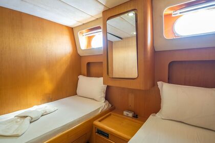 Canados 70 Motor yacht for 8 people