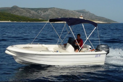 Verhuur Motorboot Mazury 30 hp free petrol Hvar