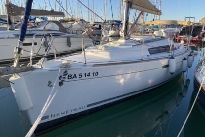 Charter Sailboat Beneteau Oceanis 31 Castelldefels