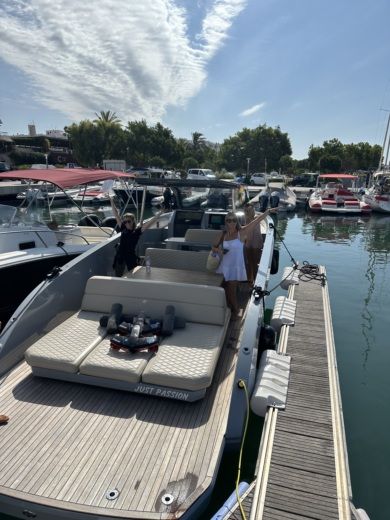 Ibiza Motorboat Rand Escape 30 alt tag text