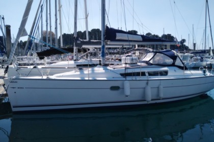 Charter Sailboat Jeanneau Sun Odyssey 32 DL Saint-Malo