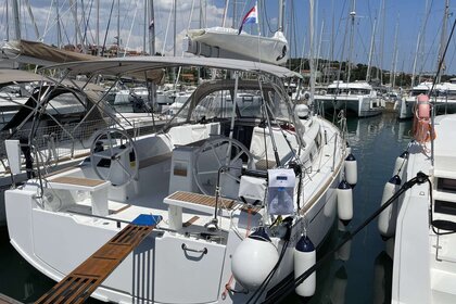 Rental Sailboat Bénéteau Oceanis 38.1 Pula