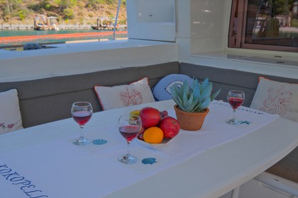 Lagoon 450F Catamaran with a capacity of 6 people