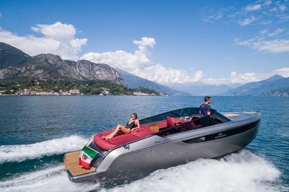 Hyra båt Motorbåt Cranchi E26 Comosjön