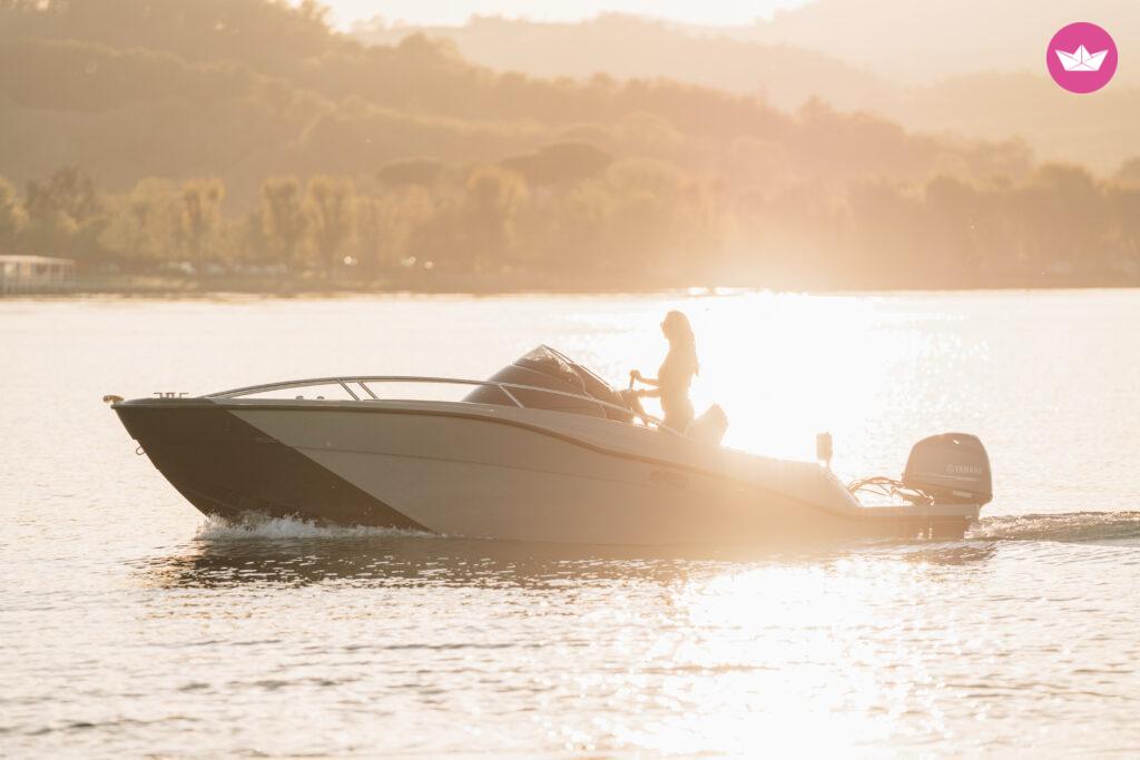 Bateau à moteur clear