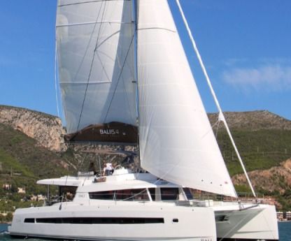 Charter Catamaran Bali 5.4. Open Split