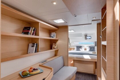 Charter Catamaran Lagoon-Bénéteau Lagoon 42 - 4 + 2 cab. Pozzuoli