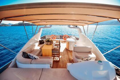 Luxury Motor yacht with a capacity of 8 people
