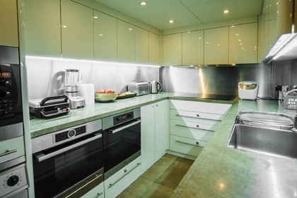 40 Meters Yacht with Jakuzi in Dubai on Your Service